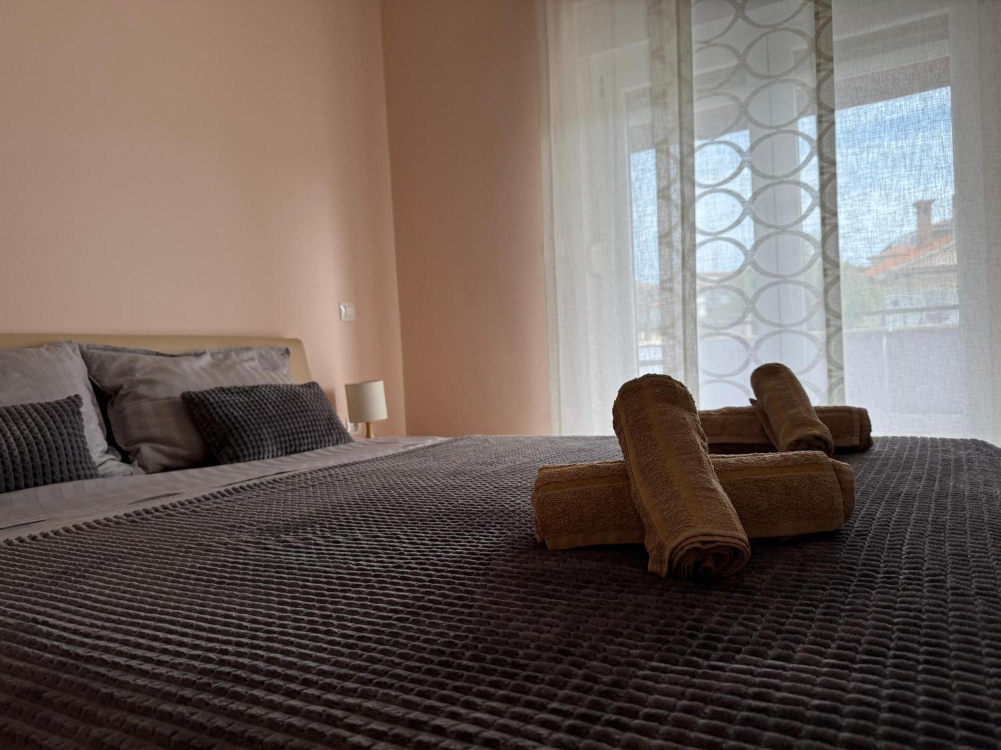 ApartHotel Viola Pjescana Uvala Esterno foto