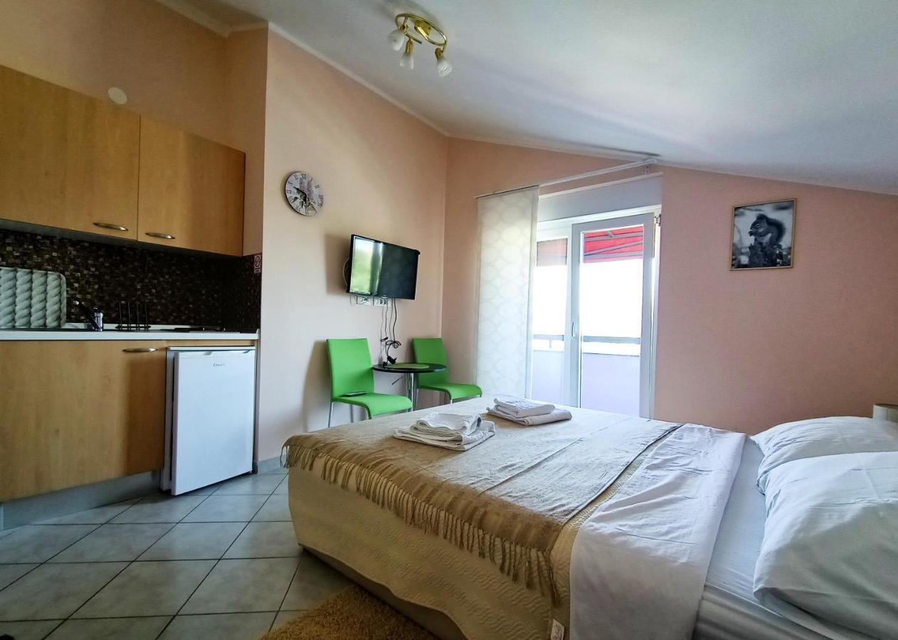 ApartHotel Viola Pjescana Uvala Esterno foto
